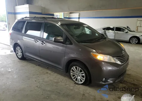 2015 Toyota Sienna Xle z USA, uszkodzony, nr VIN 5TDYK3DC5FS576384
